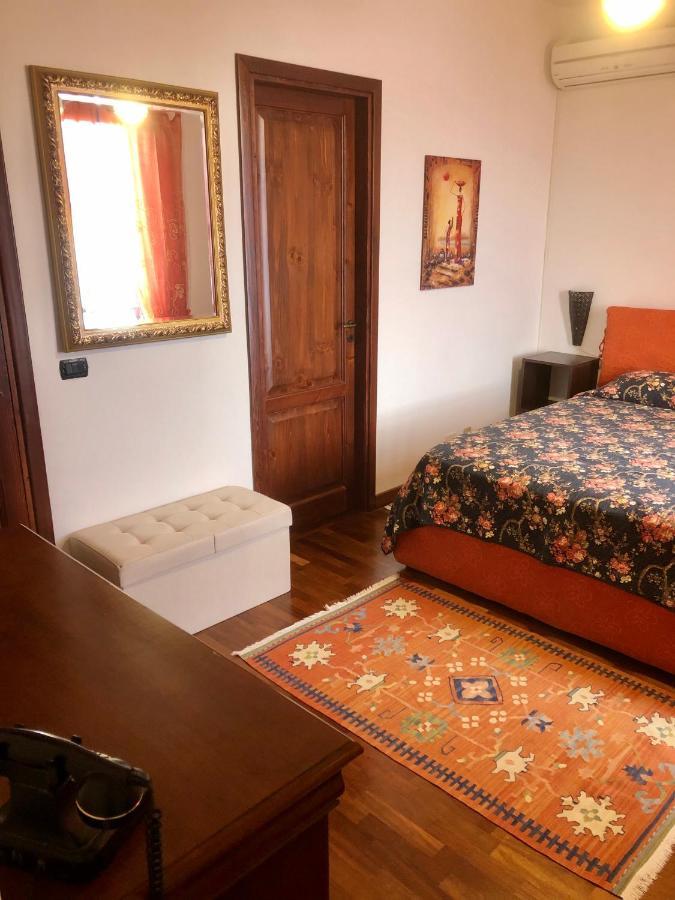 B&B Roomantic & Piscina Idromassaggio チェファル エクステリア 写真