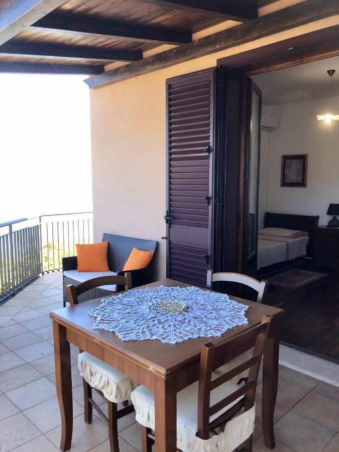 B&B Roomantic & Piscina Idromassaggio チェファル エクステリア 写真