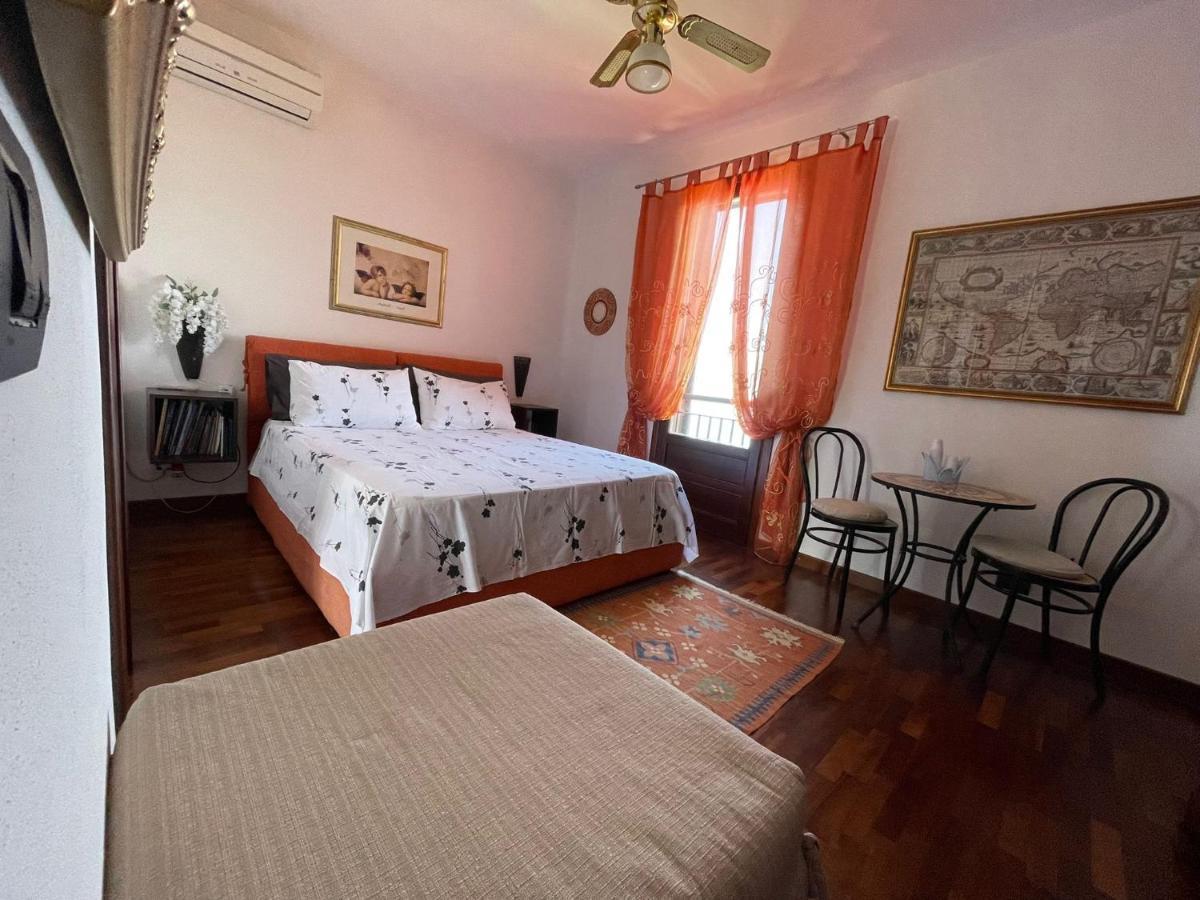 B&B Roomantic & Piscina Idromassaggio チェファル エクステリア 写真
